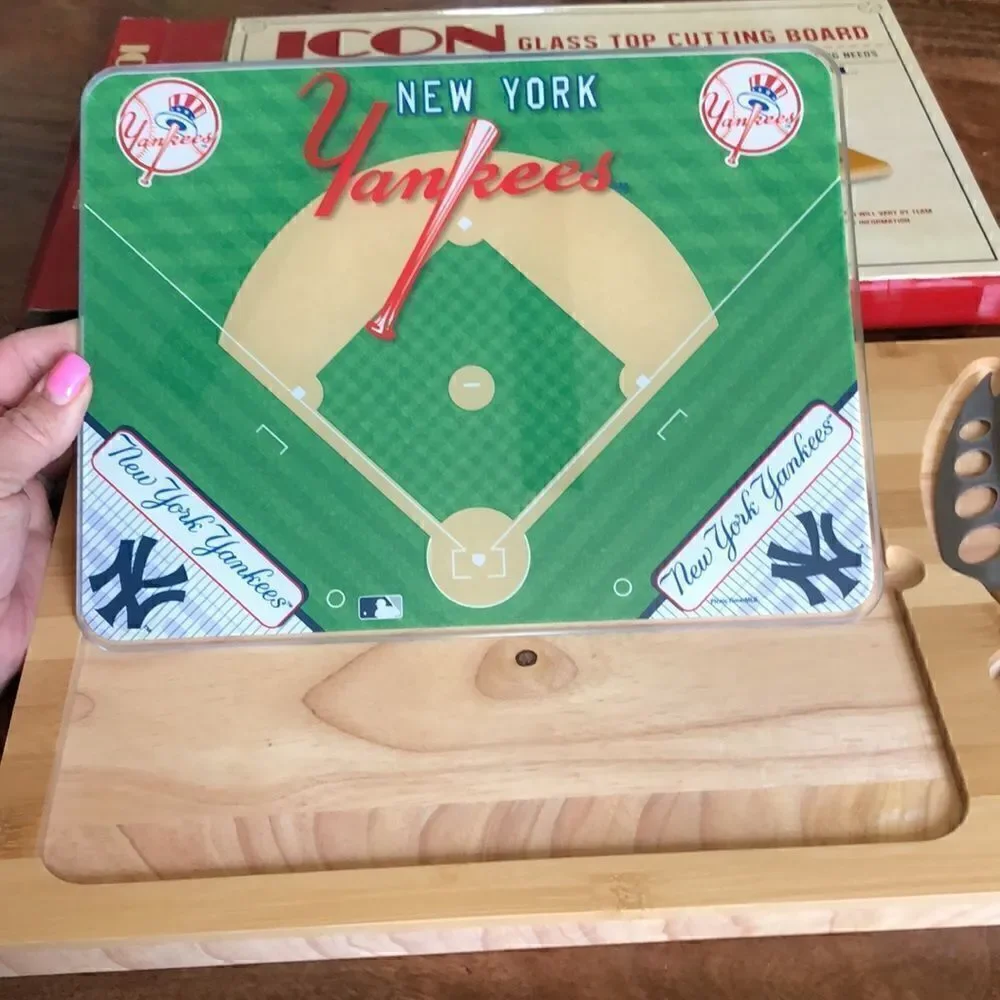 BASEBALL DIAMOND - NEW YORK YANKEES - ICON GLASS TOP CUTTING BOARD & KNIFE SET